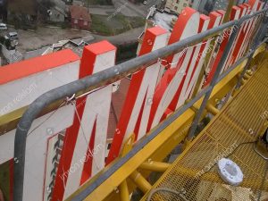 insaat-vinc-tabelasi-uzeri-isikli-yazilar-saha-uygulama-calisma-goruntu